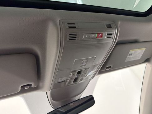 Used 2025 Volkswagen Taos SE w/ Panoramic Sunroof Package FWD image 32