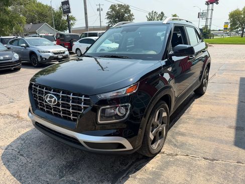 Used 2025 Hyundai Venue SEL FWD image 4