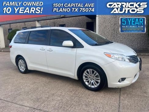 Used 2017 Toyota Sienna XLE Premium FWD image 1