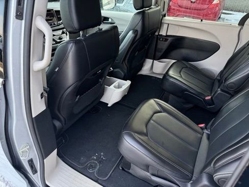 Certified 2024 Chrysler Pacifica Touring-L image 20