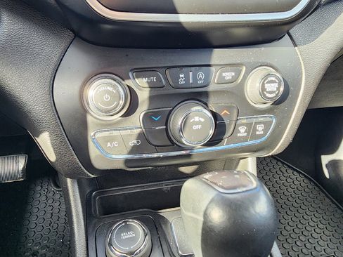 Used 2019 Jeep Cherokee Latitude Plus w/ Cold Weather Group image 19