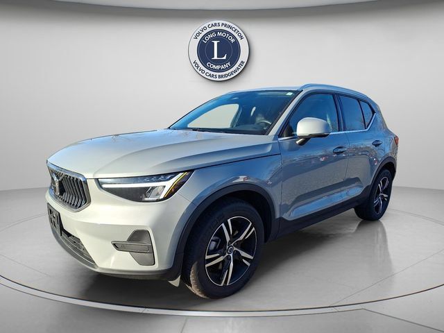 Certified 2025 Volvo XC40 B5 Core AWD/4WD image 1