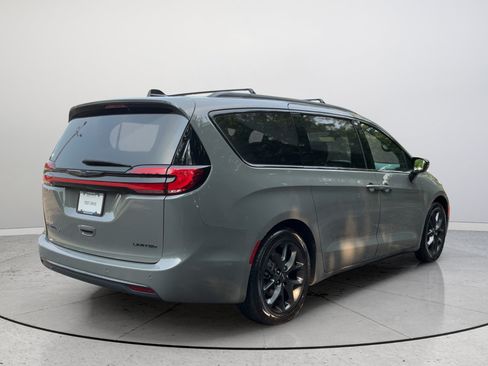 Used 2025 Chrysler Pacifica Limited FWD image 7