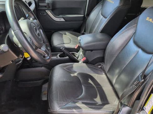 Used 2014 Jeep Wrangler Unlimited Sahara w/ Connectivity Group AWD/4WD image 16