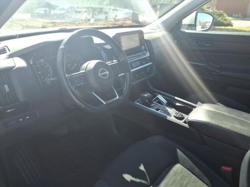 Used 2025 Nissan Pathfinder SV image 19