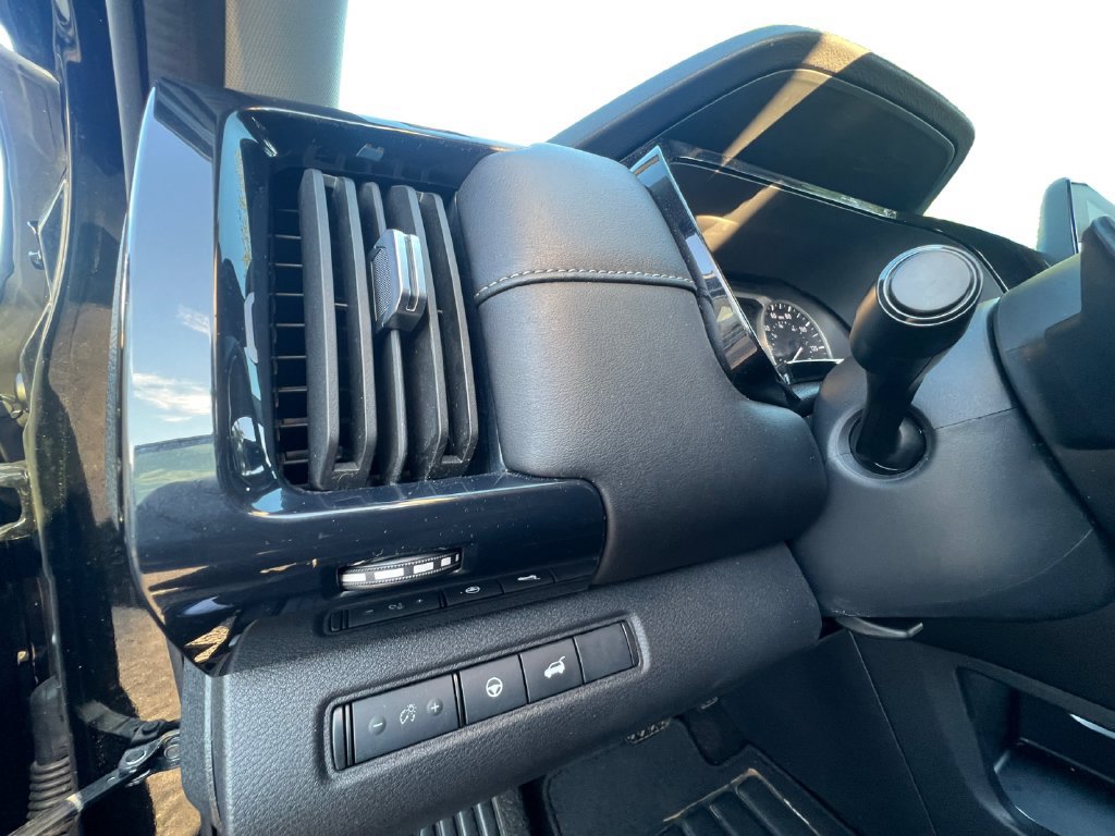 Used 2025 Nissan Pathfinder SV AWD/4WD image 13