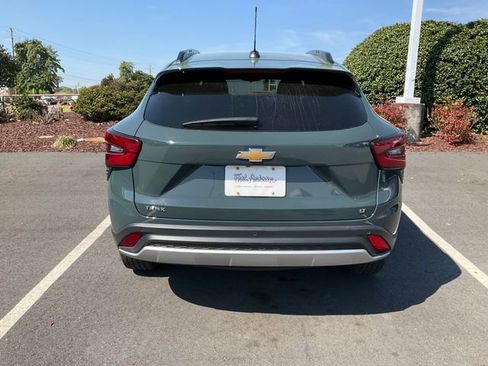 Used 2025 Chevrolet Trax LT w/ Sunroof Package image 6