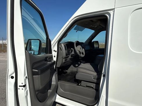 Used 2020 Nissan NV 2500 SV image 11