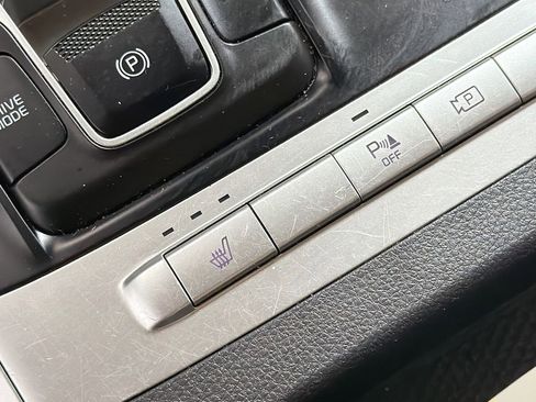 Used 2024 Kia Carnival LX FWD image 21