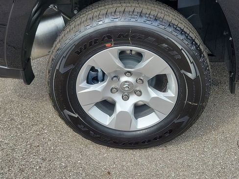 New 2026 RAM 1500 4x4 Crew Cab image 5