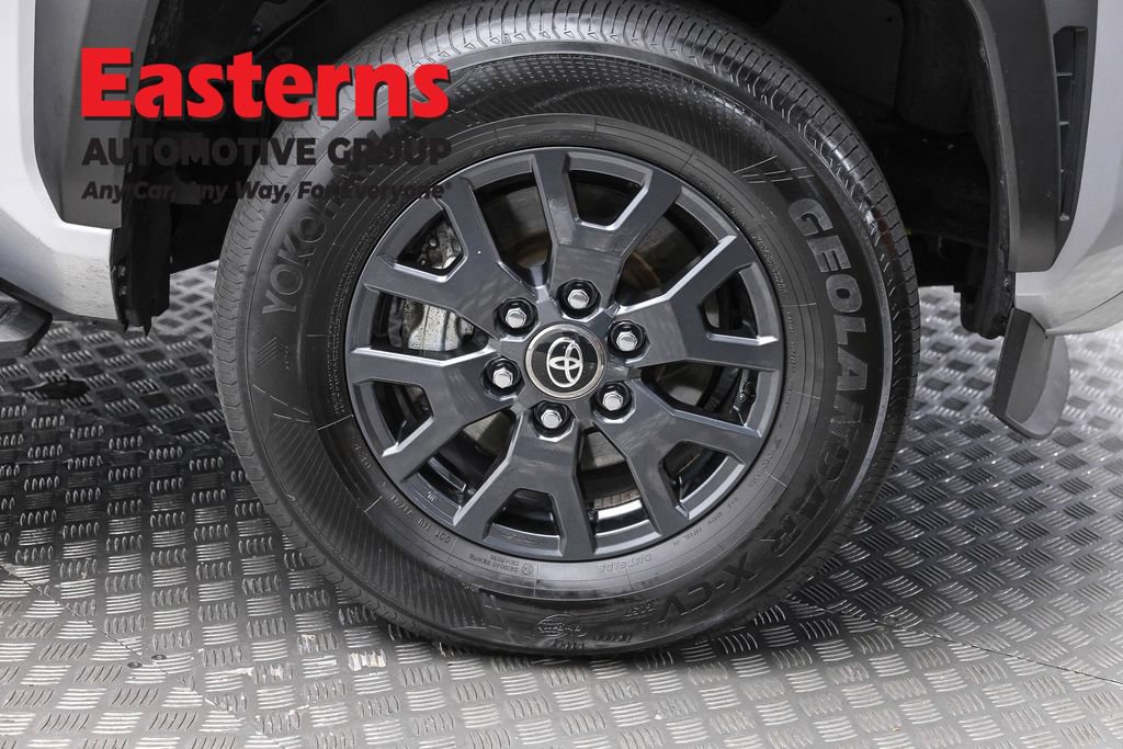 Used 2025 Toyota 4Runner SR5 AWD/4WD image 33