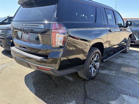 Used 2022 Chevrolet Suburban Z71 w/ Luxury Package image 3