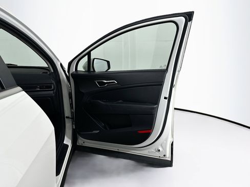 Used 2025 Kia Sportage LX image 30