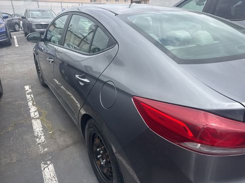 Used 2018 Hyundai Elantra SE FWD image 3