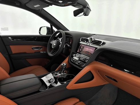 Used 2025 Bentley Bentayga image 30