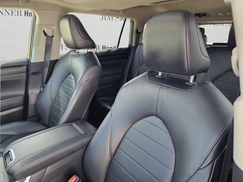 Used 2023 Toyota Highlander XLE FWD image 17
