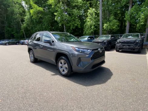 Used 2025 Toyota RAV4 XLE AWD/4WD image 2