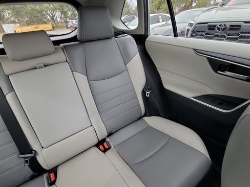 Used 2021 Toyota RAV4 XLE Premium image 6