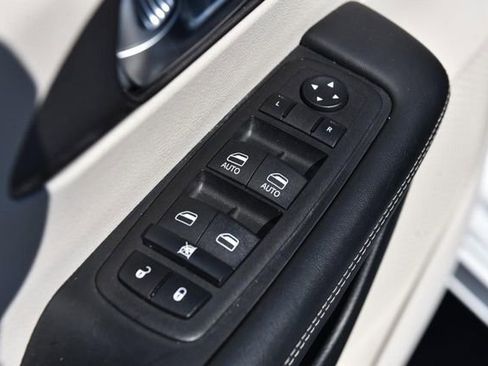 Used 2023 Chrysler Pacifica Touring-L FWD image 8