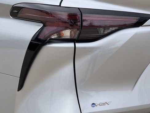 Used 2025 Toyota Sienna XLE image 9