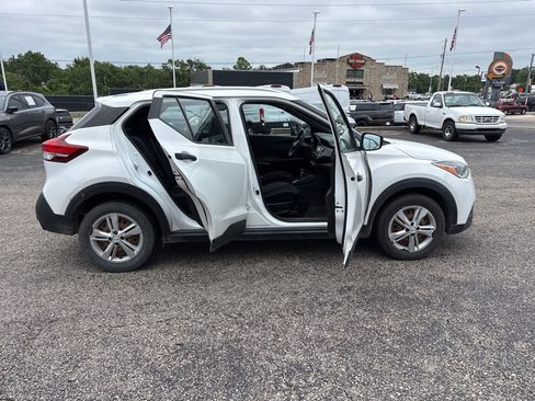 Used 2018 Nissan Kicks S FWD image 8