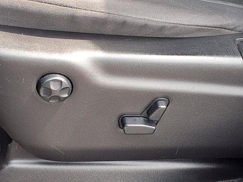 Used 2018 Jeep Grand Cherokee Laredo AWD/4WD image 4