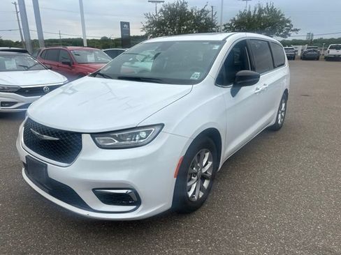 Used 2026 Chrysler Pacifica Limited FWD image 7