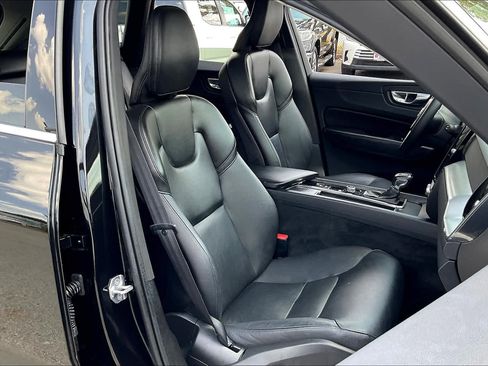 Used 2019 Volvo XC60 T5 Momentum FWD image 9