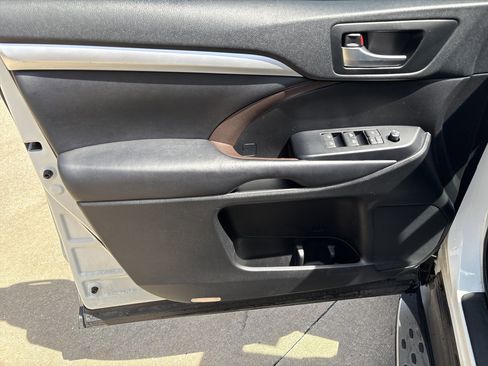 Used 2019 Toyota Highlander XLE FWD image 14