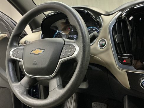 Used 2022 Chevrolet Traverse LS image 17