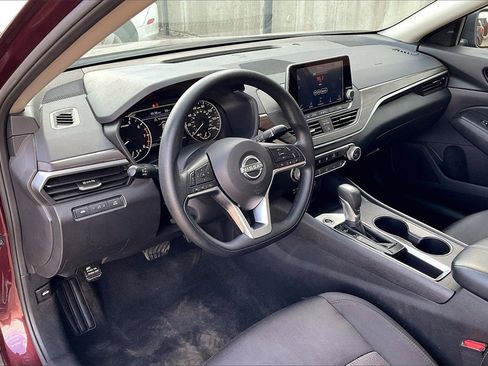 Used 2025 Nissan Altima 2.5 SV image 13
