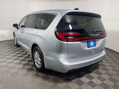 Used 2024 Chrysler Pacifica Touring-L FWD image 5