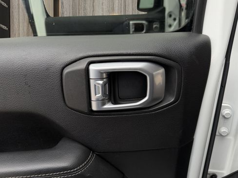 Used 2020 Jeep Gladiator Overland image 33