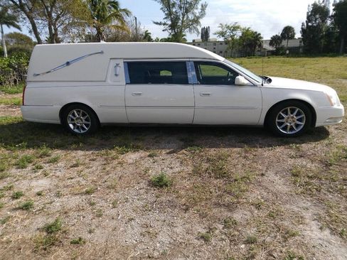 Used 2011 Cadillac DTS Limousine image 1