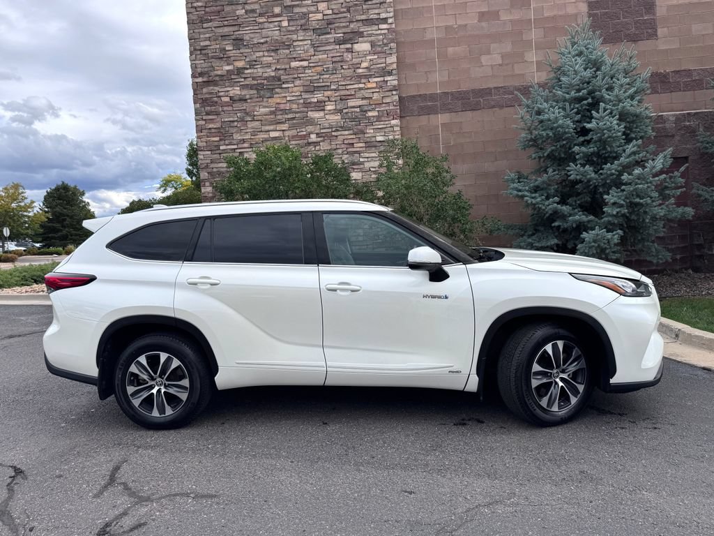 Used 2020 Toyota Highlander XLE AWD/4WD image 6