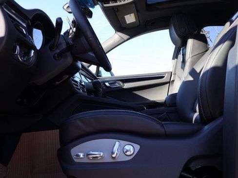 Certified 2026 Porsche Macan Turbo AWD/4WD image 36