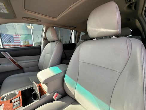 Used 2012 Toyota Highlander Limited w/ Tow Pkg FWD image 11