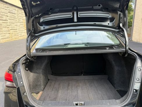 Used 2021 Nissan Versa S FWD image 28