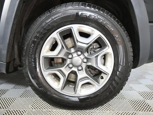 Used 2019 Jeep Cherokee Trailhawk w/ Cold Weather Group image 8