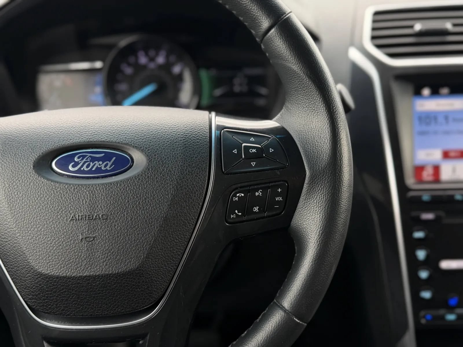 Used 2019 Ford Explorer Limited w/ Class III Trailer Tow Package FWD image 26