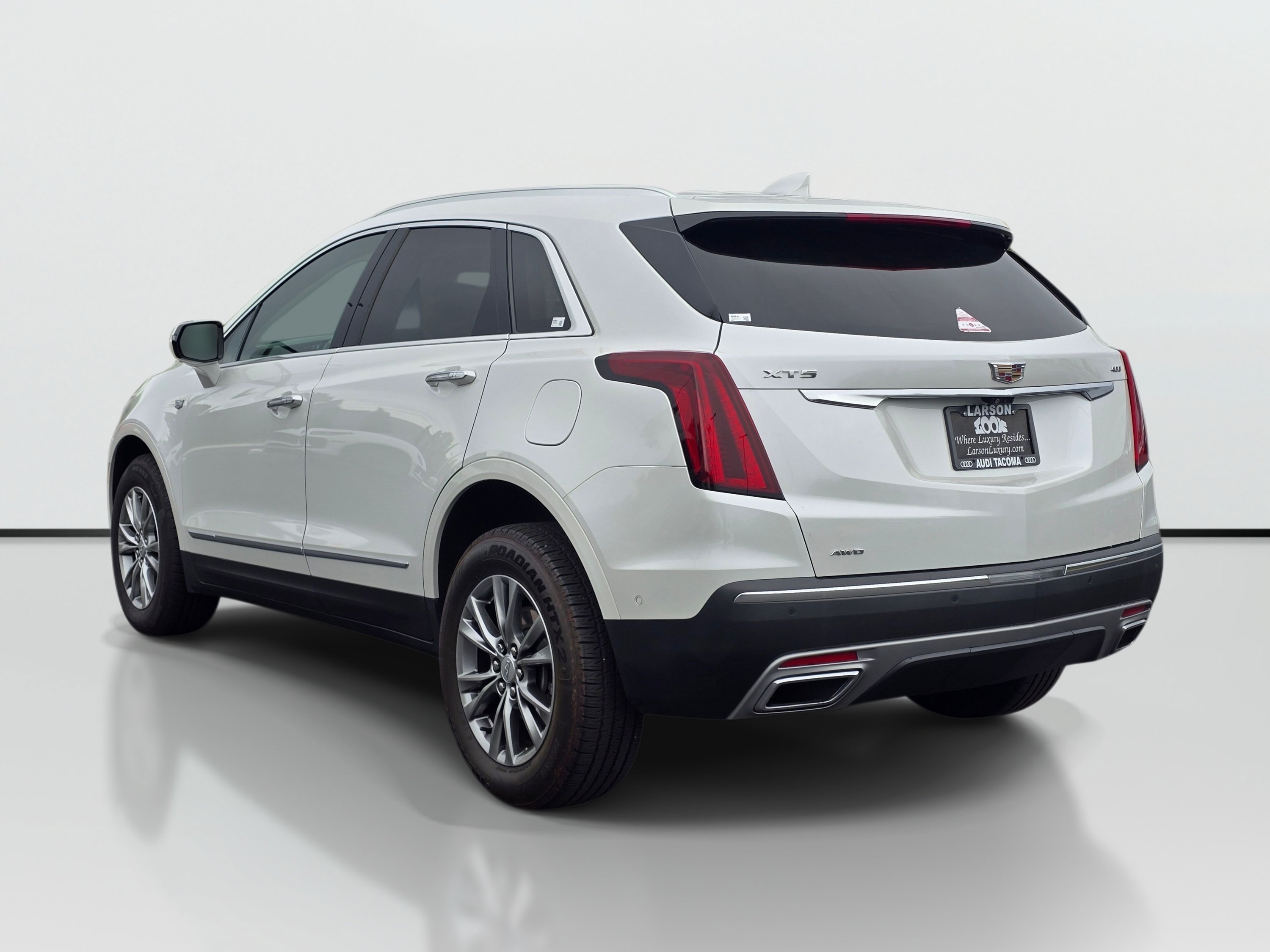 Used 2023 Cadillac XT5 Premium Luxury w/ Technology Package AWD/4WD image 3