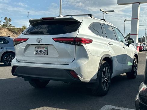 Used 2022 Toyota Highlander XLE FWD image 3