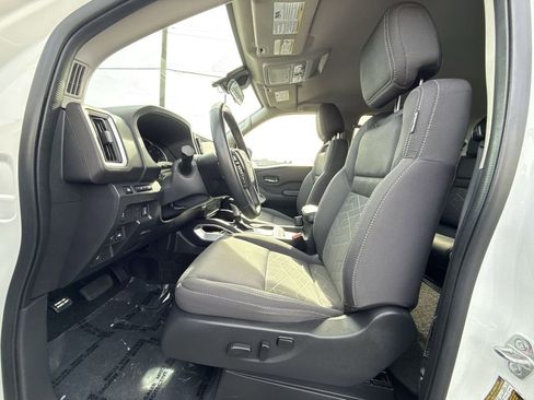 Used 2025 Nissan Frontier SV w/ SV Convenience Package image 13