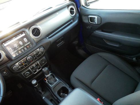 Used 2019 Jeep Wrangler Unlimited Sahara image 11