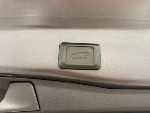 Used 2020 Toyota RAV4 XLE Premium image 38