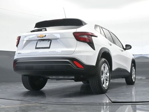 Used 2024 Chevrolet Trax LS FWD image 57