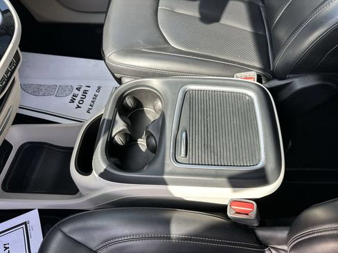 Used 2023 Chrysler Pacifica Touring-L FWD image 26