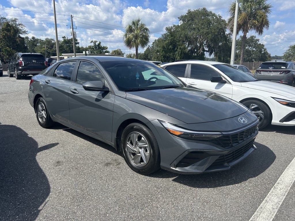 Used 2025 Hyundai Elantra SE FWD image 1