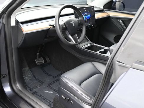 Used 2024 Tesla Model Y Long Range AWD/4WD image 2