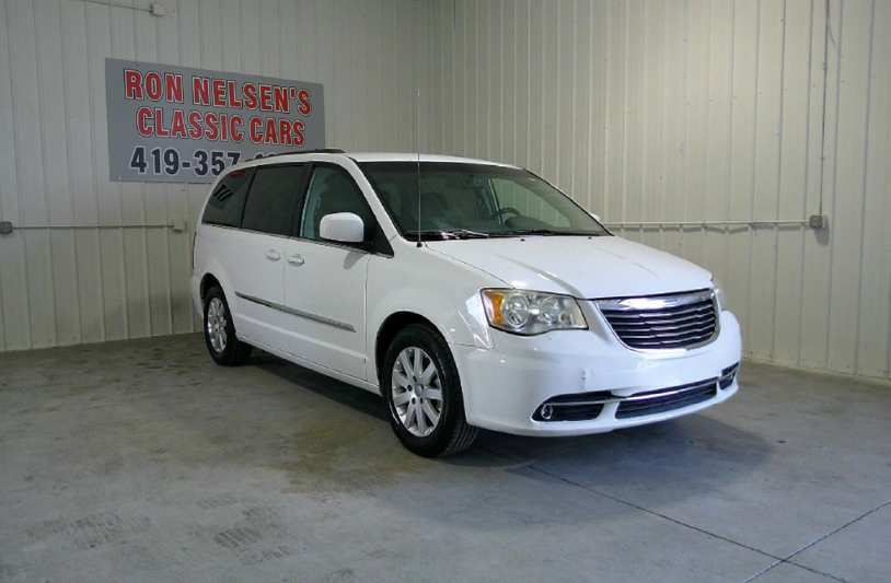 Used 2014 Chrysler Town & Country Touring FWD image 1